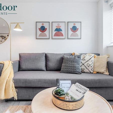Milton Keynes Apartments, Sleeps Up To 5, Free Parking, Free Wifi & Movies, 7 Mins Drive To Milton Keynes Central Station For Direct Trains To London & The North Luaran gambar